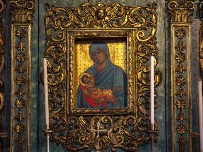 Il volto della donna, dalle linee morbide, � scritto su una tavola dalle forti tinte in stile orientale, che vanno dall�oro al verdone